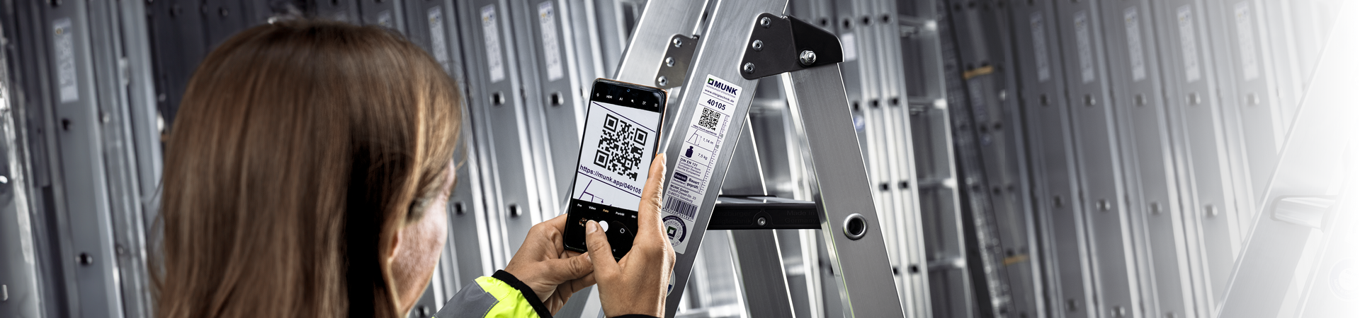 QR-Code auf Leiter wird gescannt | © MUNK GmbH